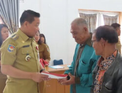 Bupati Humbahas Dr Oloan P Nababan Salurkan KKS kepada KPM PKH Doloksanggul dan Baktiraja