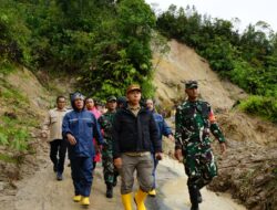 Bupati Taput Tinjau Longsor di Adiankoting: Akses Taput–Tapteng Lumpuh Dua Hari