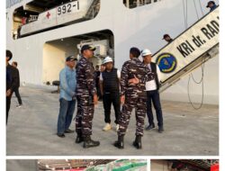 KRI dr. Radjiman Wedyodiningrat–992 Tiba di Sibolga Bawa Bantuan Logistik untuk Korban Banjir dan Longsor