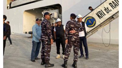 KRI dr. Radjiman Wedyodiningrat–992 Tiba di Sibolga Bawa Bantuan Logistik untuk Korban Banjir dan Longsor