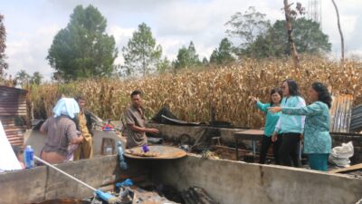 Ketua TP PKK Tapanuli Utara Datangi Korban Kebakaran Parmonangan, Serahkan Bantuan dan Dukungan Moril