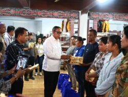 Bupati Taput Serahkan Santunan kepada Ahli Waris Korban Bencana Hidrometeorologi Tahun 2025