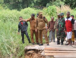 Respons Cepat Bupati Tapanuli Utara, Tinjau Jembatan Putus dan Temui Warga Garoga ‎