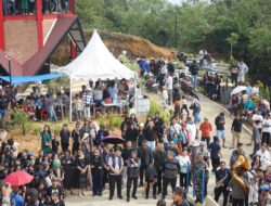 Refleksi Jumat Agung, Bupati Taput Dr. Jonius Taripar Parsaoran Hutabarat Hadiri Visualisasi Jalan Salib di Siatas Barita