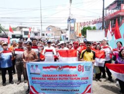 Pupuk Nasionalisme, Pemkab Tapanuli Utara Bagikan 1.814 Bendera Merah Putih di Siborong-borong