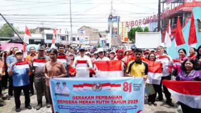 Pupuk Nasionalisme, Pemkab Tapanuli Utara Bagikan 1.814 Bendera Merah Putih di Siborong-borong
